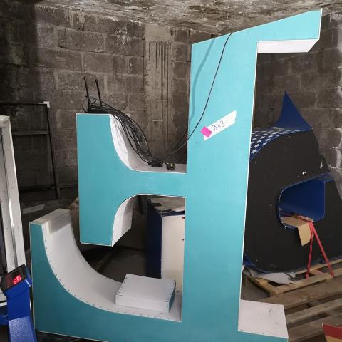 Lettre lumineuse F